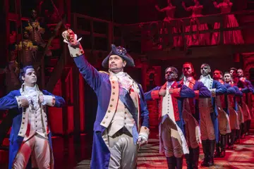 Sejarah Revolusi Amerika pada abad ke-18 dan kisah hidup pegawai tentera dan ‘Bapa Pengasas Amerika’, Alexander Hamilton, disampaikan dalam cara menghiburkan dengan irama muzik ‘hip-hop’ serta R&B.