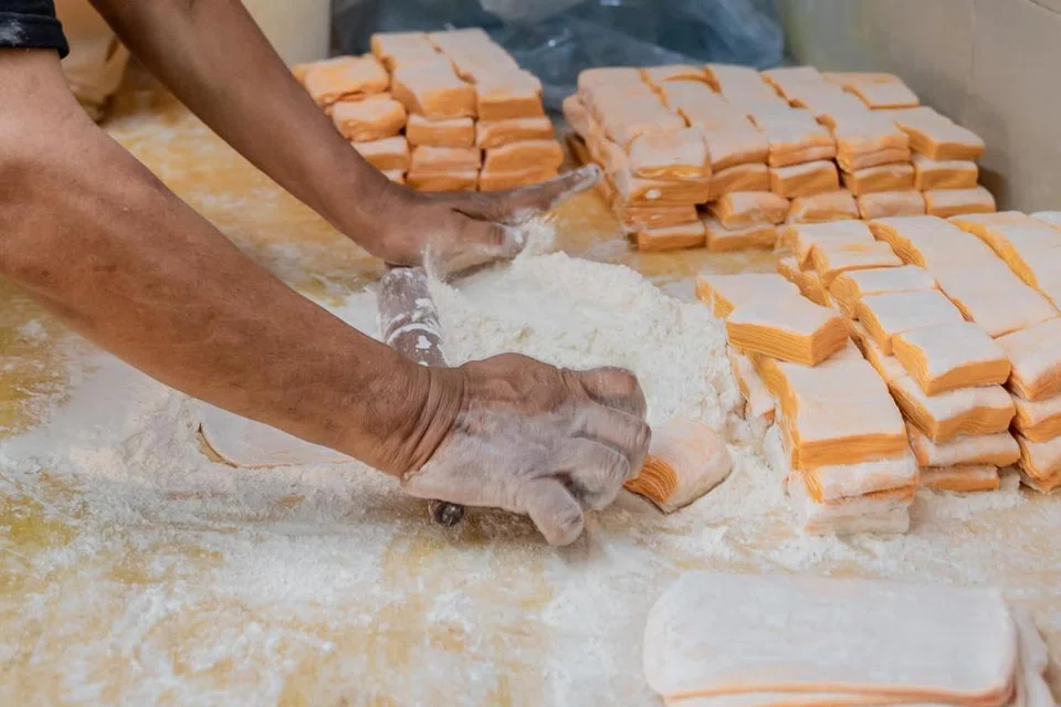 LAZAT: Proses pembuat karipap menggunakan tangan menghasilkan karipap enak, berkulit tipis dan garing. 