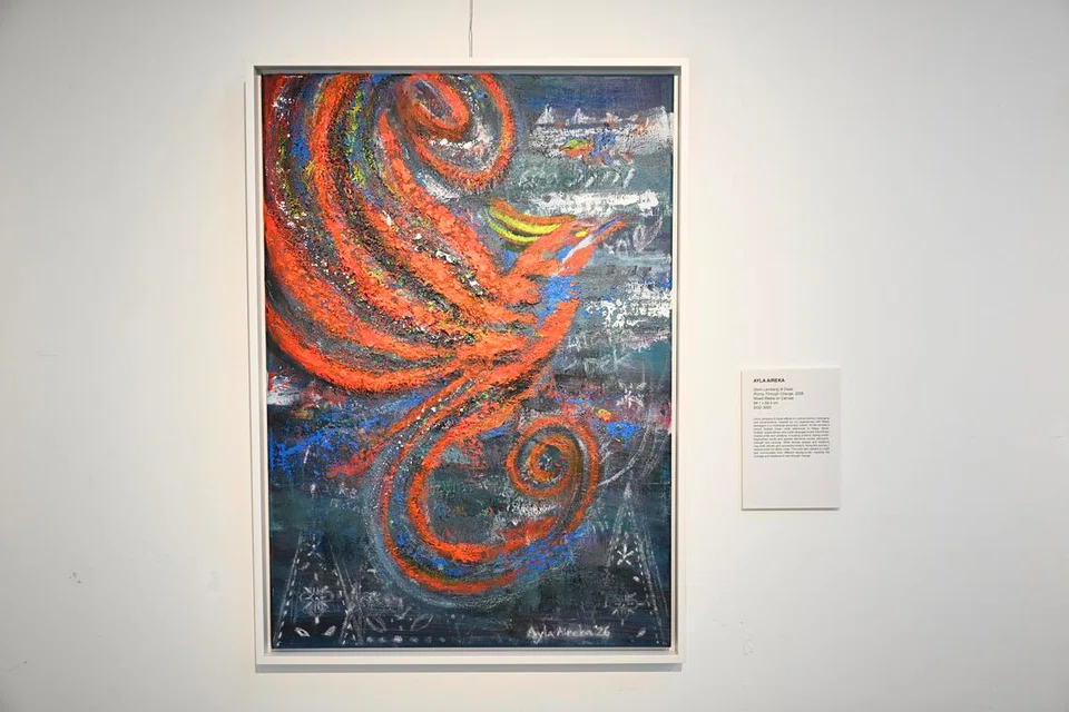 Karya seni, Demi Lambang Di Dada (Rising Through Change) menggunakan imej burung phoenix yang melambangkan ketabahan, keberanian dan semangat untuk bangkit semula.