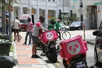 KURANGKAN KOS: Syarikat foodpanda dilaporkan akan memberhentikan 5 peratus daripada 1,200 pekerjanya di sini sebagai usahanya untuk kekal kompetitif dan beralih ke usaha meraih keuntungan. - Foto fail