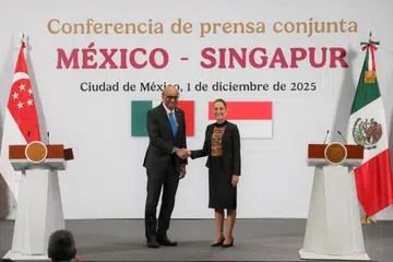 Presiden Tharman Shanmugaratnam (kiri) dan Presiden Mexico, Cik Claudia Sheinbaum, memperkukuh hubungan diplomatik antara Singapura dan Mexico, pada sidang media di Istana Negara, Mexico City, pada 1 Disember.
