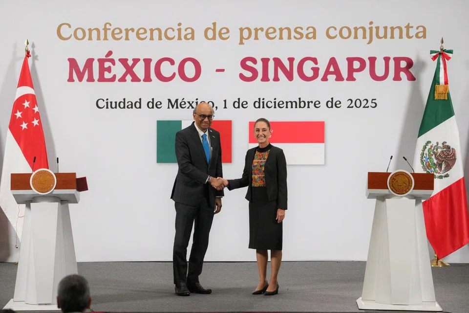 Presiden Tharman Shanmugaratnam (kiri) dan Presiden Mexico, Cik Claudia Sheinbaum, memperkukuh hubungan diplomatik antara Singapura dan Mexico, pada sidang media di Istana Negara, Mexico City, pada 1 Disember.