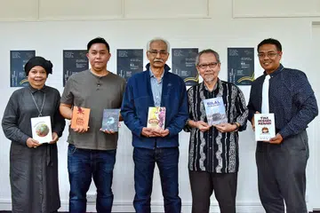 HADIAH SASTERA SINGAPURA 2018: Penulis (dari kiri) Cik Sharifah Mohamed, Encik Farihan Bahron, Encik Hamed Ismail, Encik Adam Fadila dan Encik Djohan A. Rahman merupakan antara 10 penulis buku bahasa Melayu yang disenaraikan dalam anugerah Hadiah Sastera Singapura 2018. - Foto BH oleh SONG TAO