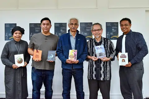 HADIAH SASTERA SINGAPURA 2018: Penulis (dari kiri) Cik Sharifah Mohamed, Encik Farihan Bahron, Encik Hamed Ismail, Encik Adam Fadila dan Encik Djohan A. Rahman merupakan antara 10 penulis buku bahasa Melayu yang disenaraikan dalam anugerah Hadiah Sastera Singapura 2018. - Foto BH oleh SONG TAO