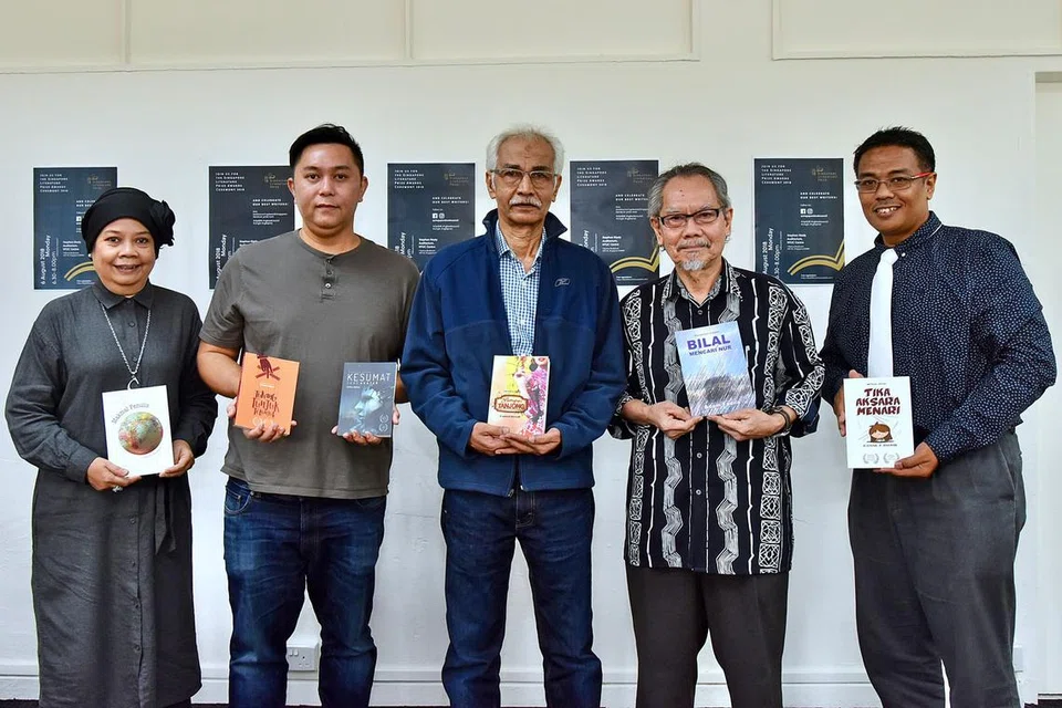 HADIAH SASTERA SINGAPURA 2018: Penulis (dari kiri) Cik Sharifah Mohamed, Encik Farihan Bahron, Encik Hamed Ismail, Encik Adam Fadila dan Encik Djohan A. Rahman merupakan antara 10 penulis buku bahasa Melayu yang disenaraikan dalam anugerah Hadiah Sastera Singapura 2018. - Foto BH oleh SONG TAO
