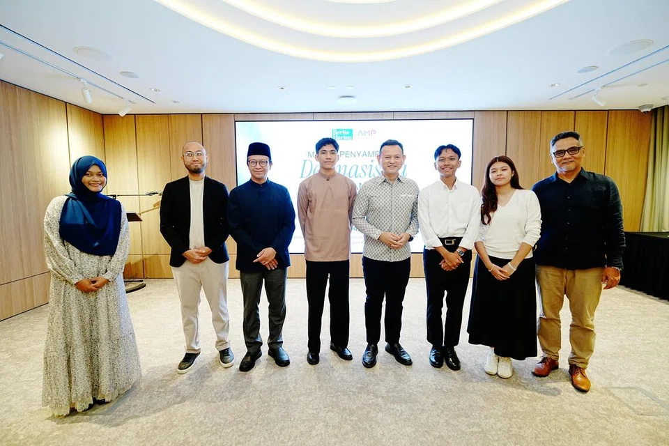 Pemangku Menteri Bertanggungjawab bagi Ehwal Masyarakat Islam, Encik Zaqy Mohamad (empat dari kanan); Editor Berita Harian (BH), Encik Nazry Mokhtar (paling kanan); Pengerusi AMP Singapura, Ustaz Fathurrahman Dawoed (tiga dari kiri); dan Pengarah Eksekutif AMP Singapura, Encik Mohksin Rashid (dua dari kiri) bersama penerima Dermasiswa BH-AMP di Auditorium SPH pada 9 Oktober. Mereka terdiri daripada Cik Siti Nur Sarah Yusman (paling kiri) yang mewakili adiknya, Cik Siti Nur Syahirah Yusman; Cik Haifa Norhaizal (dua dari kanan); Encik Ahmad Musoddaq Ahmad Mazhar (dua dari kanan); dan Encik Syahmi Akmal Hakim Mohamad Ismail (empat dari kiri).