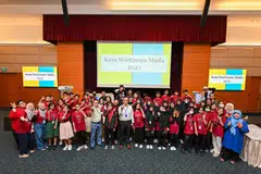 PELANCARAN KELAB: Editor BH, Encik Nazry Mokhtar (tengah), mengumumkan pelancaran Kelab Gen G semasa ucapan penutup Kem Wartawan Muda pada Selasa.
