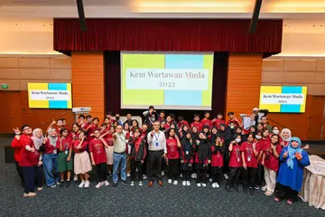 PELANCARAN KELAB: Editor BH, Encik Nazry Mokhtar (tengah), mengumumkan pelancaran Kelab Gen G semasa ucapan penutup Kem Wartawan Muda pada Selasa.