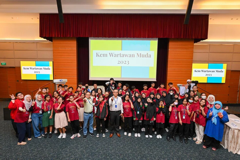 PELANCARAN KELAB: Editor BH, Encik Nazry Mokhtar (tengah), mengumumkan pelancaran Kelab Gen G semasa ucapan penutup Kem Wartawan Muda pada Selasa.