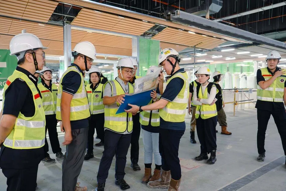 Menteri Undang-Undang merangkap Menteri Kedua Ehwal Dalam Negeri, Encik Edwin Tong (tiga dari kiri) memuat naik catatan ke media sosial mengenai lawatan beliau ke Stesen MRT Woodlands North.