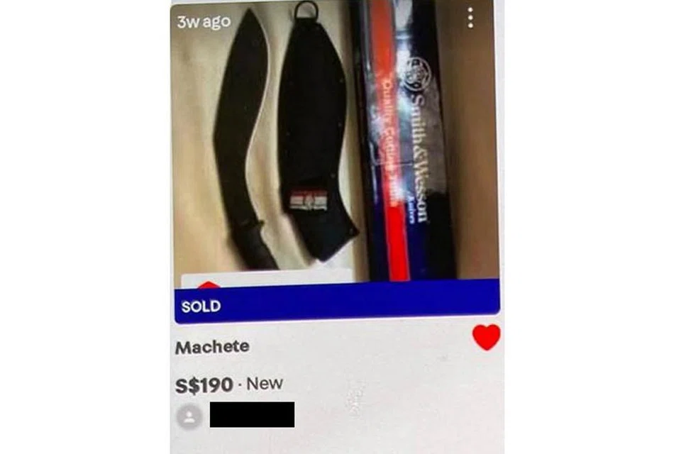 PERANCANGAN RAPI: Remaja 16 tahun yang ditahan di bawah ISA antara lain telah membeli ves taktikal serta berniat membeli sejenis parang (atas) menerusi laman Carousell sebagai persiapan untuk melancarkan serangan pengganas di dua masjid di sini. - Foto ISD