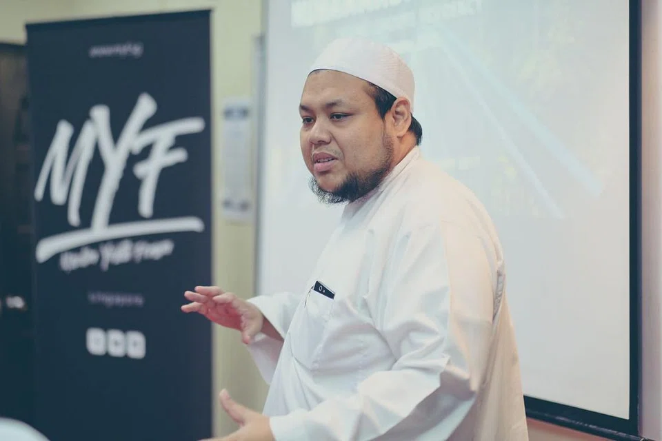 CONTOH ASATIZAH BERSIKAP INKLUSIF: Ustaz Zahid Zain mengambil pendekatan segar dalam menganjurkan kelas-kelas agamanya, termasuk mengundang orang bukan Islam untuk berkongsi perspektif dengan belia Islam. - Foto Kementerian Perhubungan dan Penerangan (MCI).