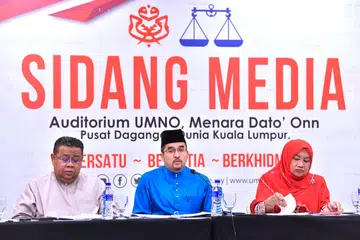 BERI BUTIRAN PERHIMPUNAN AGUNG: Setiausaha Agung Umno,  Datuk Dr Asyraf Wajdi Dusuki (tengah), pada sidang media di Pusat Dagangan Dunia (WTC) Kuala Lumpur sempena Perhimpunan Agung Umno 2023 yang akan bermula Rabu. Turut sama Setiausaha Kerja Umno, Datuk Mohd Sumali Reduan (kiri), dan Setiausaha Wanita Umno Datuk Rosni Sohar.