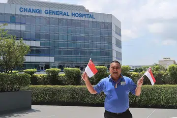 SEDIA BERKHIDMAT: Sebagai jururawat masyarakat, Encik Abdul Malik Abdul Kadar mengunjungi pesakit di Pusat Kegiatan Warga Emas (SAC) atau di rumah untuk memantau kesihatan mereka dan tidak perlu ke hospital. - Foto HOSPITAL BESAR CHANGI