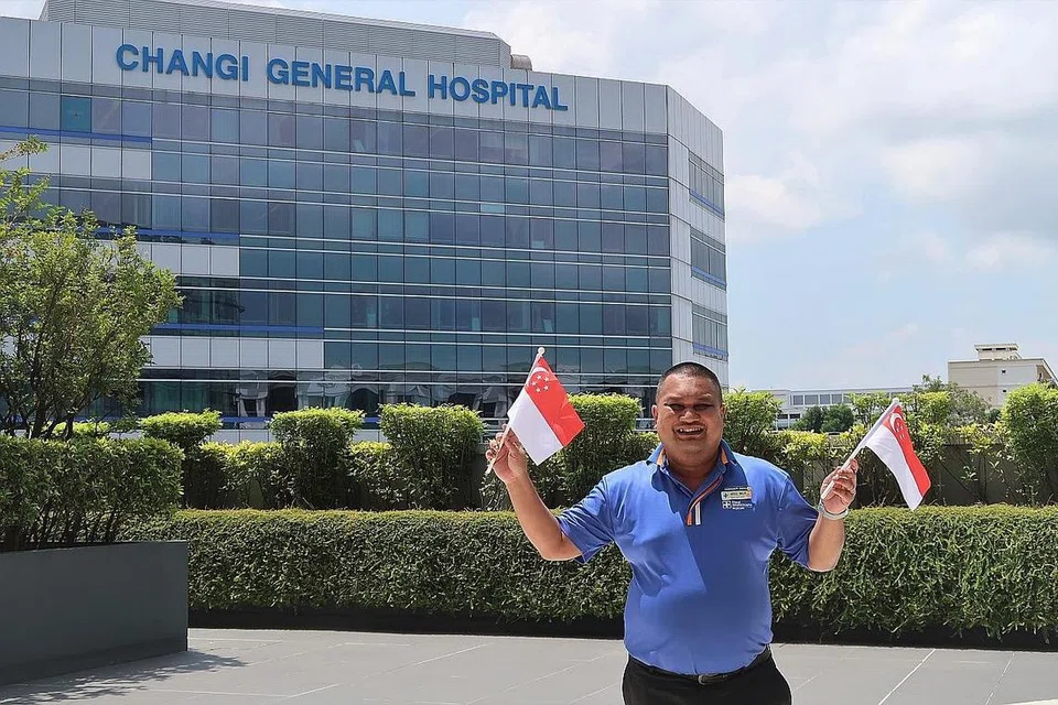 SEDIA BERKHIDMAT: Sebagai jururawat masyarakat, Encik Abdul Malik Abdul Kadar mengunjungi pesakit di Pusat Kegiatan Warga Emas (SAC) atau di rumah untuk memantau kesihatan mereka dan tidak perlu ke hospital. - Foto HOSPITAL BESAR CHANGI