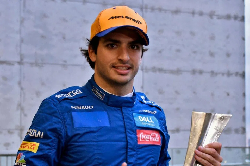 SAINZ: Melakukan beberapa aksi memintas yang menakjubkan tanpa menyentuh kereta lawan meskipun dalam situasi sukar di selekoh. - Foto AFP