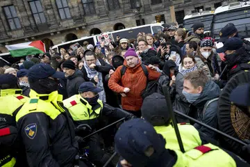 Beberapa penyokong Maccabi telah membakar bendera Palestin di Dam Square dan merosakkan sebuah teksi dalam kejadian di Amsterdam pada 10 November.