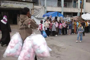 Kanak-kanak Palestin berkumpul di halaman sekolah UNRWA Deir al-Balah pada 6 Disember 2025 di bawah fasa pertama gencatan senjata rapuh yang diusahakan oleh Amerika Syarikat antara Israel dengan Hamas di Gaza.