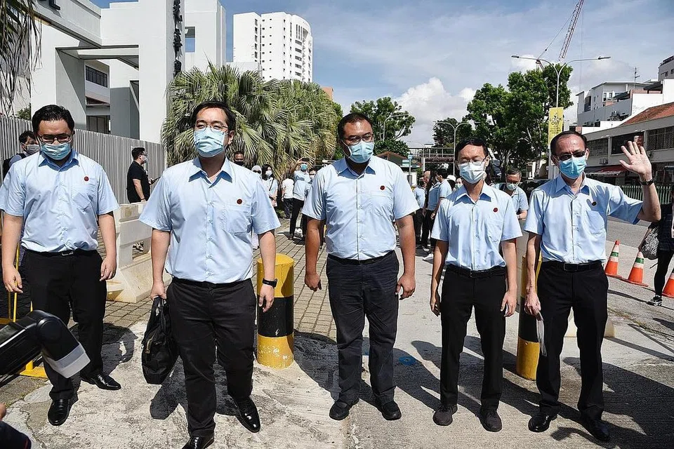 TANDING DI MARINE PARADE: Pasukan WP terdiri daripada (dari kiri) Encik Muhammad Fadli Mohammed Fawzi, Encik Ron Tan, Encik Muhammad Azhar Abdul Latip, Encik Nathaniel Koh dan Encik Yee Jenn Jong akan bersaing dengan pasukan PAP di GRC Marine Parade dalam GE2020 ini. - Foto BH oleh DESMOND WEE