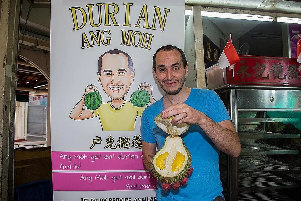 ENCIK LUKE OTTER: Mula makan kek durian lebih sedekad lalu di majlis ulang tahun rakannya di sini. Dua tahun kemudian, beliau cuba makan durian lagi dan akhirnya beransur-ansur menggemari makanan tersebut. - Foto ZALEHA ABDUL KADER