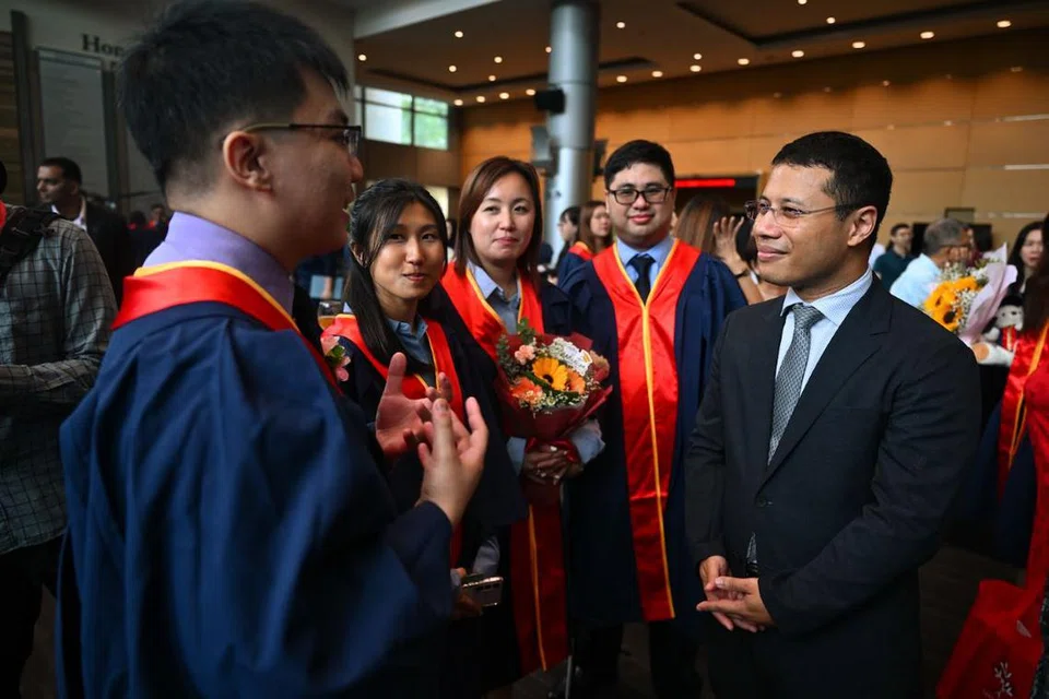 Singapura, MOE, NIE, guru, Desmond Lee