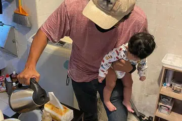 PENEMUAN YANG BUAT HATI SEBAK: Dalam operasi serata pulau Biro Narkotik Pusat (CNB) memberkas individu yang disyaki pesalah dadah, tiga kanak-kanak kecil ditemui dengan salah seorangnya merupakan kanak-kanak 10 bulan. Foto ini menunjukkan pegawai CNB yang terkesan melihat bayi ini nangis lantas menyiapkannya susu. - Foto FACEBOOK CNB