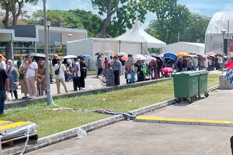 Pengunjung sanggup menahan panas, lapar dan dahaga demi ‘kunafa’!