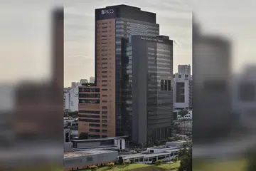 BANGUNAN BARU: NCCS baru di Kampus Hospital Besar Singapura (SGH) setinggi 24 tingkat ini direka mengikut keperluan pesakit. Bangunan baru ini adalah lima kali lebih besar berbanding premis lama. Ia terletak berhampiran stesen MRT Outram Park. - Foto-foto ST