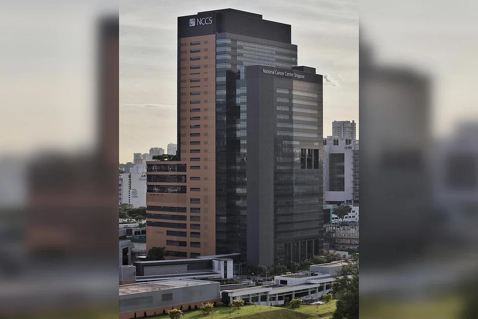 BANGUNAN BARU: NCCS baru di Kampus Hospital Besar Singapura (SGH) setinggi 24 tingkat ini direka mengikut keperluan pesakit. Bangunan baru ini adalah lima kali lebih besar berbanding premis lama. Ia terletak berhampiran stesen MRT Outram Park. - Foto-foto ST