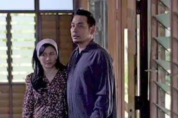 CINTA TERLARANG: 'Pendosa Ingin Ke Syurga', yang disiarkan menerusi wadah penstriman tonton di aplikasi Singtel, CAST, mengisahkan tentang satu pasangan bercinta tanpa menyedari mereka bapa dan anak kandung. Ia dibintangi Rosyam Nor dan Raisya Rizrose. - Foto TONTON