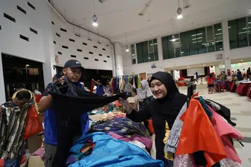 Badan kebajikan, Vision 21, telah bekerjasama dengan pelbagai pihak, termasuk Jawatankuasa Eksekutif Kegiatan Melayu (MAEC) Bukit Batok East, Boon Lay, Bedok dan Kaki Bukit, untuk mengagihkan baju kurung secara percuma buat keluarga yang kurang berkemampuan sepanjang Ramadan.