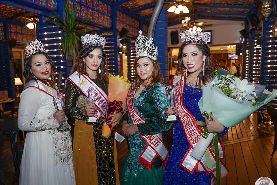 'KELUARGA RATU': Naib juara 'Mrs Singapore Malays International 2016', Cik Noorhafizah Udin (kiri), teruja dapat meraih inspirasi daripada mantan gurunya, Cik Seriwati Salim (kanan), yang dinobatkan sebagai juara 'Mrs Singapore Malays International 2016'. Bersama mereka ialah 'Miss Singapore Malays International 2016', Cik Nuraisha Mohamed Zaini (dua dari kiri) dan 'Mrs Singapore Malays International 2015', Cik Linda Maarof. - Foto SAM BARRY/RAYN GALERIA