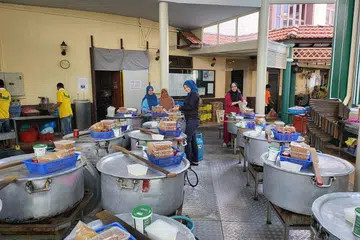 GOTONG-ROYONG JAYAKAN PROJEK AMAL: Penjualan nasi beriani amal Masjid Khadijah dijayakan dengan kehadiran lebih 300 jemaah dan sukarelawan dalam membantu memasak, mengedar dan membeli nasi-nasi amal tersebut. - Foto-Foto MASJID KHADIJAH