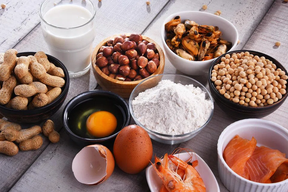 Makanan yang kerap menjadi pencetus alahan termasuk telur, susu, makanan laut, kacang soya, kacang tanah, tepung gandum dan sebagainya.