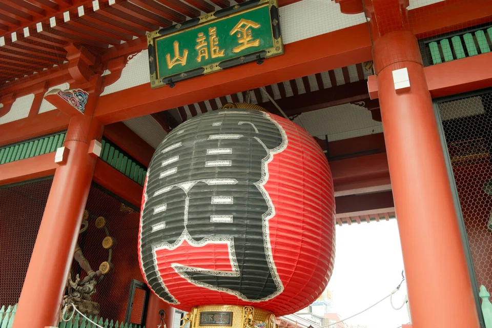 Tanglung merah gergasi ikonik yang menyambut kedatangan pengunjung di pintu masuk Kuil Sensō-ji.