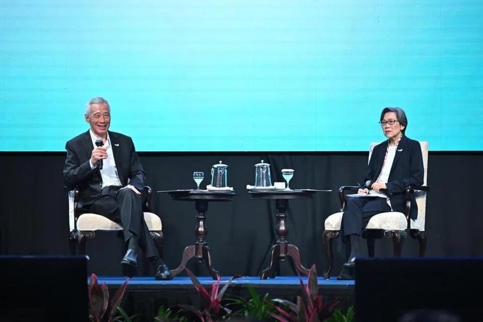 Encik Lee berucap dalam sesi perbincangan yang dikendalikan oleh Duta Khas, Cik Chan Heng Chee, semasa pembukaan Minggu Maritim Singapura di Pusat Konvensyen Suntec Singapura pada 24 Mac.