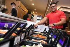 LEBIH TERLATIH: Encik Fadzil mendapati program latihan yang dijalaninya membolehkan beliau memahami dengan lebih mendalam tentang industri F&B. - Foto BH oleh KHALID BABA