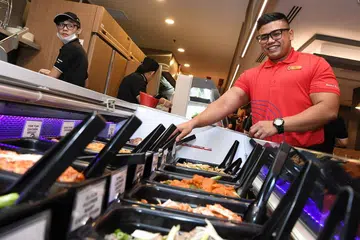 LEBIH TERLATIH: Encik Fadzil mendapati program latihan yang dijalaninya membolehkan beliau memahami dengan lebih mendalam tentang industri F&B. - Foto BH oleh KHALID BABA