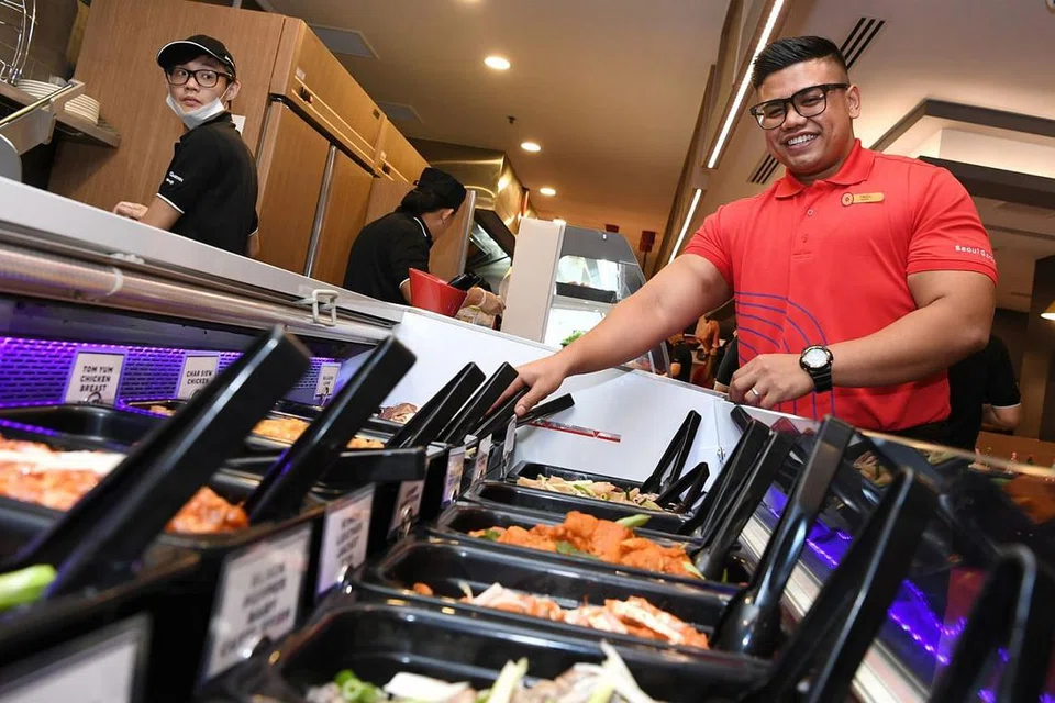 LEBIH TERLATIH: Encik Fadzil mendapati program latihan yang dijalaninya membolehkan beliau memahami dengan lebih mendalam tentang industri F&B. - Foto BH oleh KHALID BABA