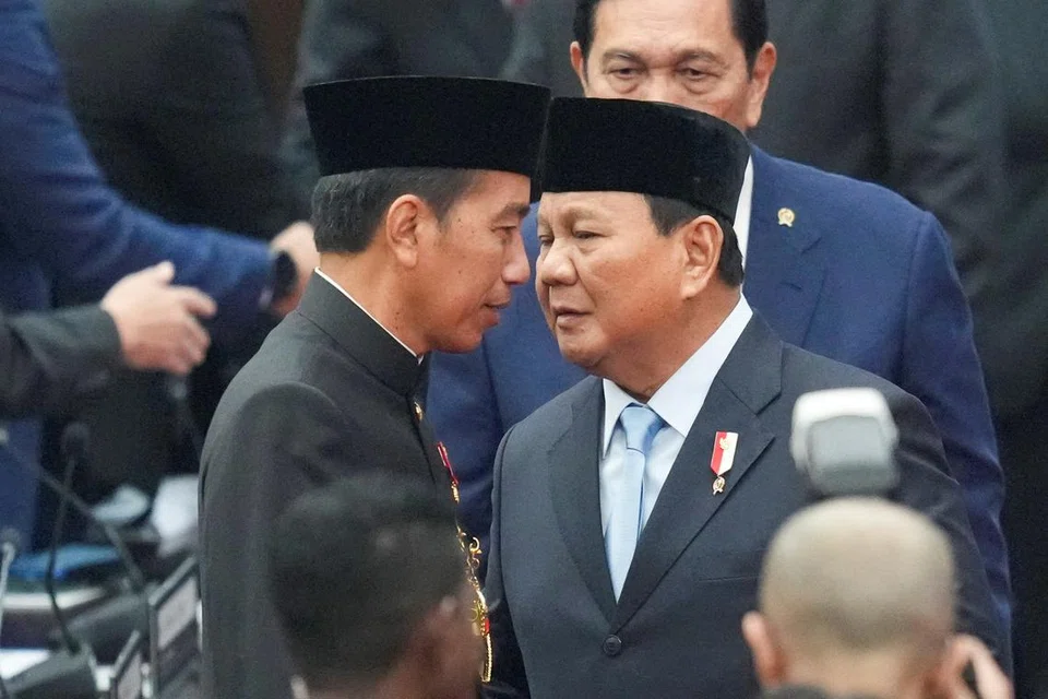 Berdasarkan kiraan pantas undi, calon yang mendapat sokongan penuh Presiden Prabowo Subianto (kanan) dan mantan presiden, Encik Joko ‘Jokowi’ Widodo (kiri), dilaporkan mencatat kemenangan besar di banyak wilayah utama.