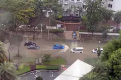 Pemandu meredah jalan yang terjejas banjir di Balmoral Road, pada 29 Disember 2024.