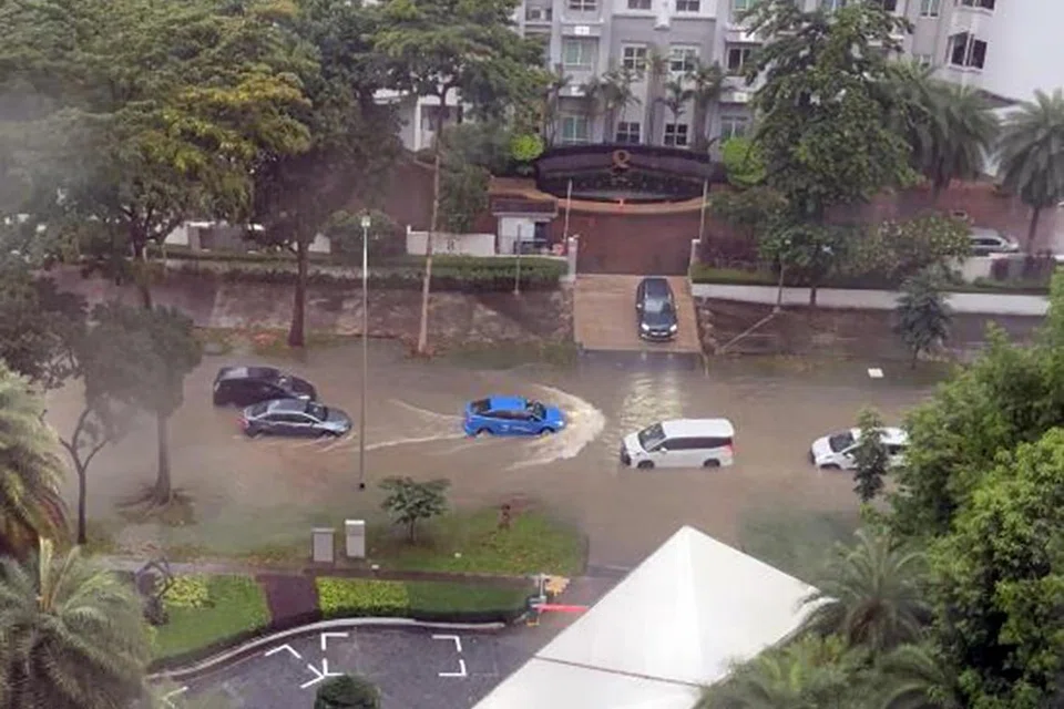 Pemandu meredah jalan yang terjejas banjir di Balmoral Road, pada 29 Disember 2024.