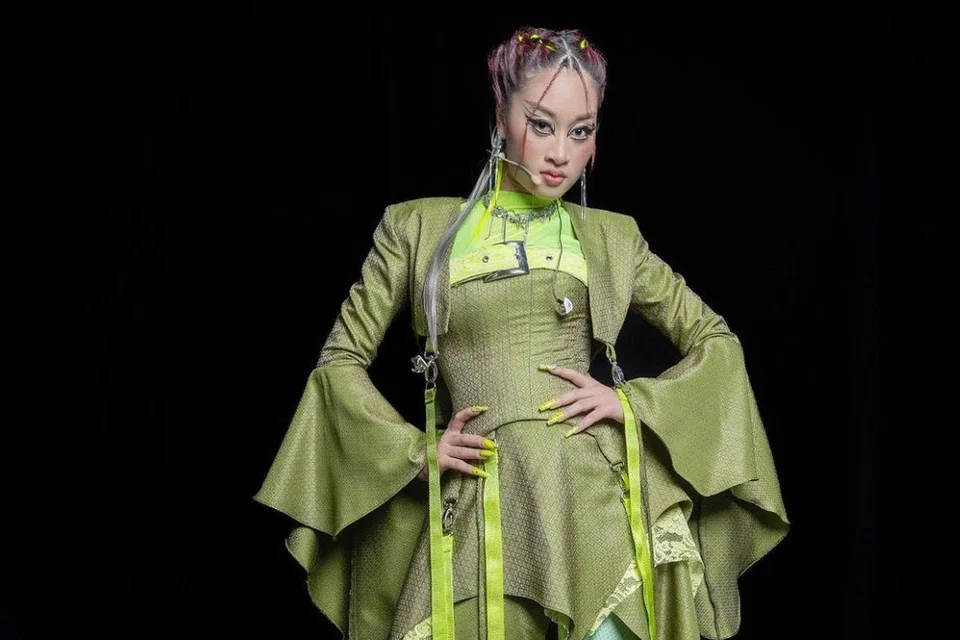 Aisha Retno dinasihati Datuk Ramli MS agar menghasilkan lebih banyak lagu untuk orang ramai dengar dan dekat dengan cita rasa mereka. Bagi Ramli, untuk lebih dikenali, adalah perlu menghasilkan lagu bernilai komersial dan tidak bergantung pada cita rasa peribadi semata.