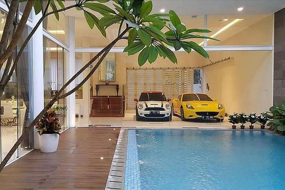 Encik Dodi memiliki beberapa kereta mewah di rumahnya, yang juga mempunyai kolam renang di sebelah ruang tamu.