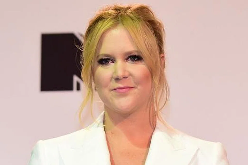 SUDAH CAPAI PERSETUJUAN: Amy Schumer dikatakan telah mencapai persetujuan dengan sebuah syarikat penerbitan untuk menghasilkan memoirnya yang mengandungi beberapa koleksi esei beliau yang dianggap lucu dan mampu menarik perhatian ramai. - Foto AFP
