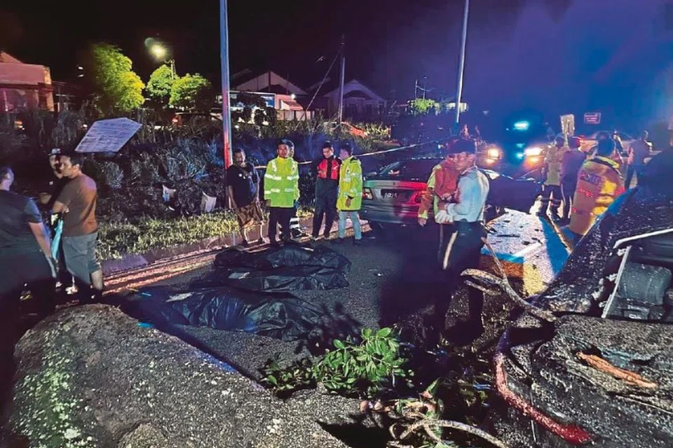 TRAGEDI MENIMPA: Tiga maut dalam kejadian pokok menghempap dua kenderaan di Kampung Bukit Cina, Kok Lanas, Kota Bharu, malam Sabtu. 