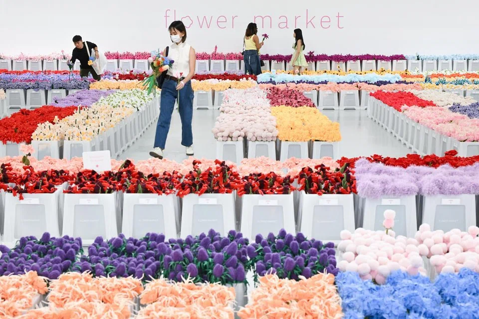 PAMERAN BAK PASAR BUNGA: Pameran interaktif, ‘Flower Market’ oleh penggiat seni Australia, CJ Hendry, menampilkan puluhan ribu bunga diperbuat daripada kain lembut atau ‘plush’, menjadikan ruang itu seperti sebuah pasar bunga.