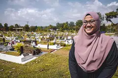 BANTU WARIS: Cik Umi Arbanah Ayob bertugas sebagai pegawai khidmat pelanggan di Pejabat Penggalian Pusara Islam kendalian Wareesan Management. - Foto BH oleh NUR DIYANA TAHA