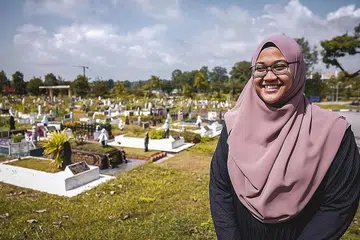 BANTU WARIS: Cik Umi Arbanah Ayob bertugas sebagai pegawai khidmat pelanggan di Pejabat Penggalian Pusara Islam kendalian Wareesan Management. - Foto BH oleh NUR DIYANA TAHA