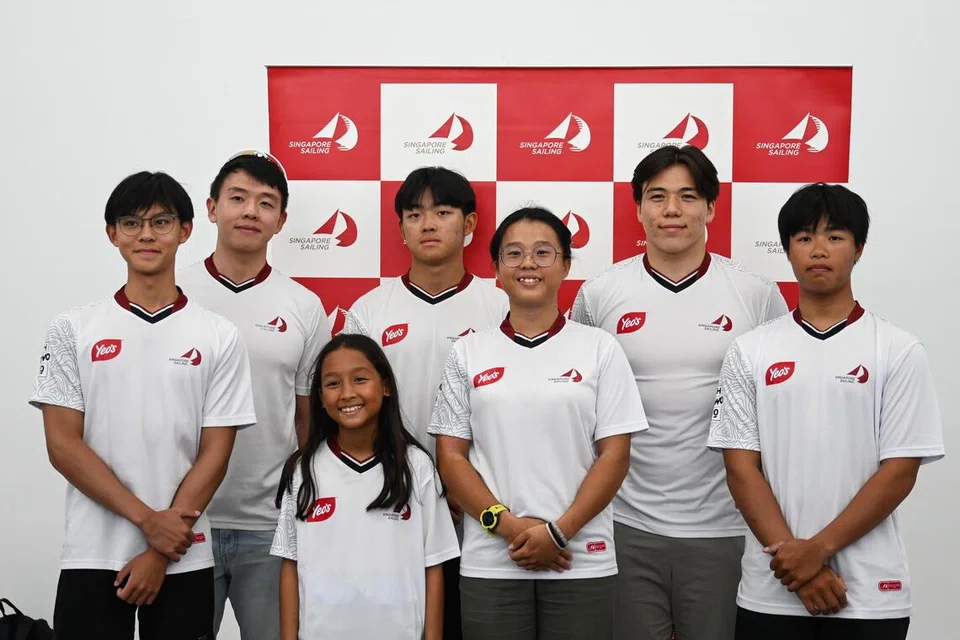 Pemenang pingat Olimpik Singapura, Maximilian Maeder (baris belakang, pertama dari kanan) akan membuat penampilan sulung Sukan SEA beliau di Thailand nanti. Beliau akan disertai (baris belakang, dari kiri) Lo Jun Han Ryan, John Wong Tze Xiang; (baris depan, dari kiri) Jonathan Chan; Anya Alessia Zahedi; Angel Chew dan Austin Jia Yu Yeo. Atlet lain iaitu Ethan Chia Han Wei; Elkan Reshawn Oh; Nia Mehry Zahedi; dan Ang Jania tidak ada dalam gambar. 